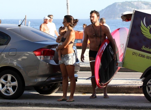 Marcelo Faria na praia com a mulher e a filha (Foto: André Freitas / AgNews)