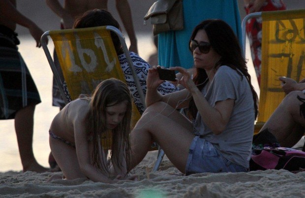 Alessandra Negrini curte fim do dia na praia com a filha (Foto: André Freitas / AgNews)