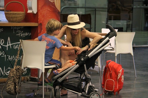 Danielle Winits com os filhos em shopping do Rio (Foto: Daniel Delmiro / AgNews)