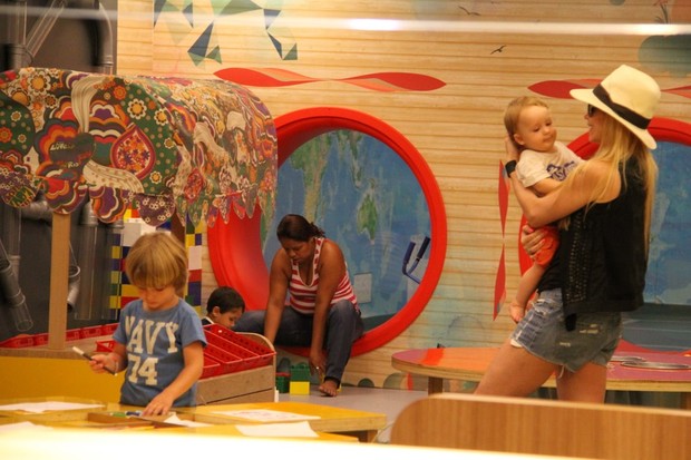 Danielle Winits com os filhos em shopping do Rio (Foto: Daniel Delmiro / AgNews)