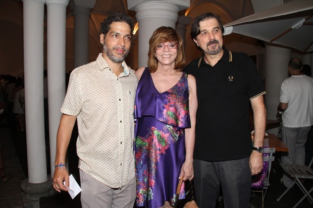Glória Perez com os maridos de Regina Casé e Betty Gofman em estreia teatral, no Rio (Foto: Photo Rio News)