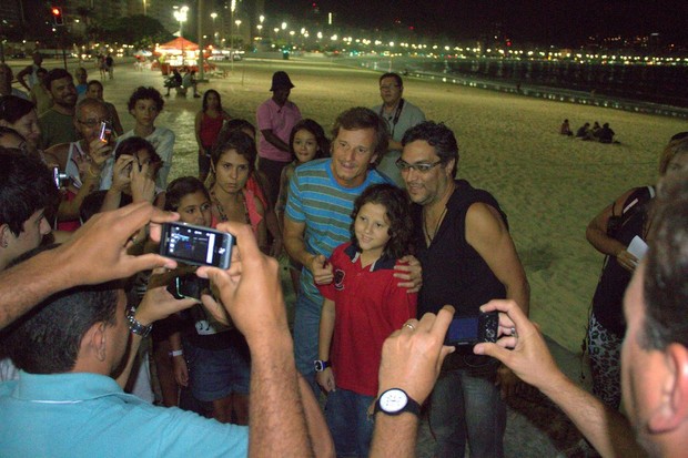 Marcello Novaes posa com fãs na Zona Sul do Rio (Foto: Leotty Junior/ Ag. News)