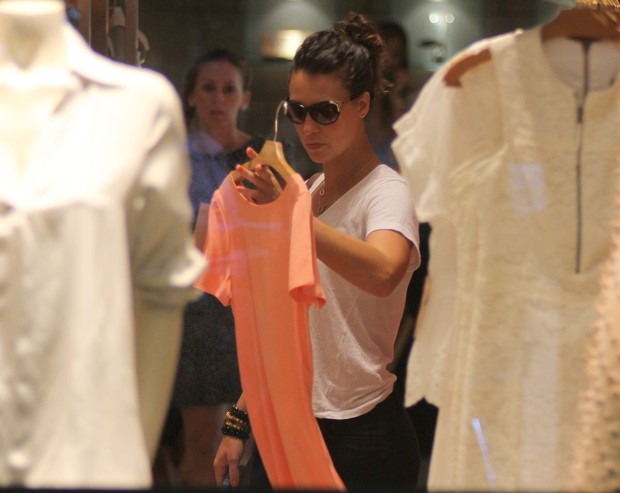 Camila Rodrigues faz compras em shopping carioca (Foto: Marcus Pavão / AgNews)