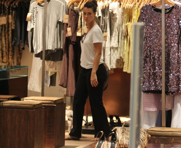 Camila Rodrigues faz compras em shopping carioca (Foto: Marcus Pavão / AgNews)