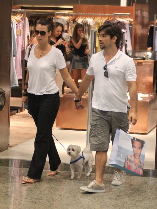 Camila Rodrigues faz compras em shopping carioca com o namorado e o cachorrinho (Foto: Marcus Pavão / AgNews)