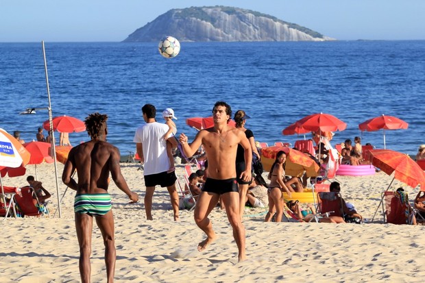 Thiago Martins joga na praia com os amigos (Foto: Wallace Barbosa / AgNews)
