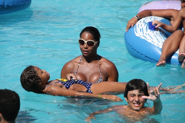 Adriana Bombom com as filhas em parque aquático do Rio (Foto: Clayton Militão / Photo Rio News)