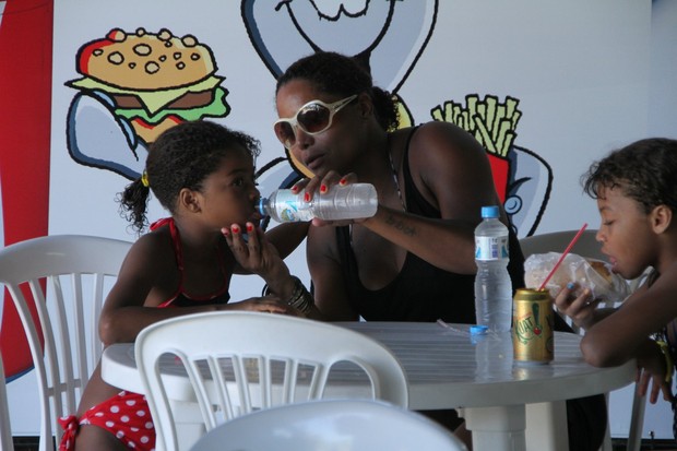 Adriana Bombom com as filhas em parque aquático do Rio (Foto: Clayton Militão / Photo Rio News)