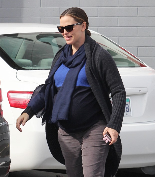 Jennifer Garner exibe barrigão de grávida em Los Angeles (Foto: X17/Agência)