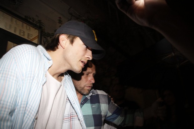 Ashton Kutcher deixa boate em São Paulo (Foto: Dilson Silva e Philippe Lima/ Ag. News)