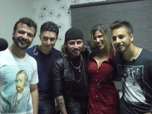 Ex-BBB Milena com a banda Dexterz em São Paulo (Foto: Divulgação)