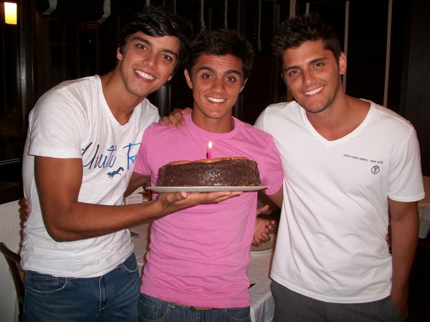 Rodrigo Simas, Felipe e Bruno Gissoni em churrascaria no Rio (Foto: Divulgação)