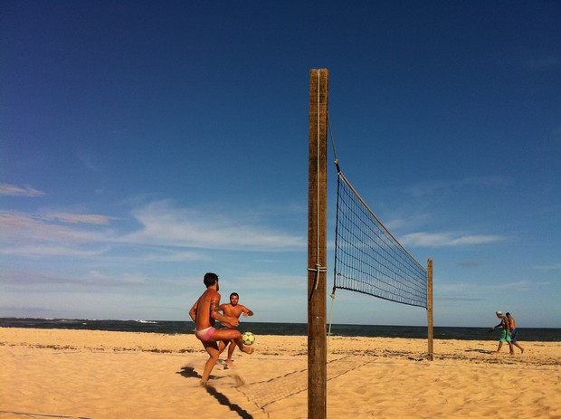 Ex-BBB Diogo joga futevôlei em praia de Salvador (Foto: Divulgação / Divulgação)