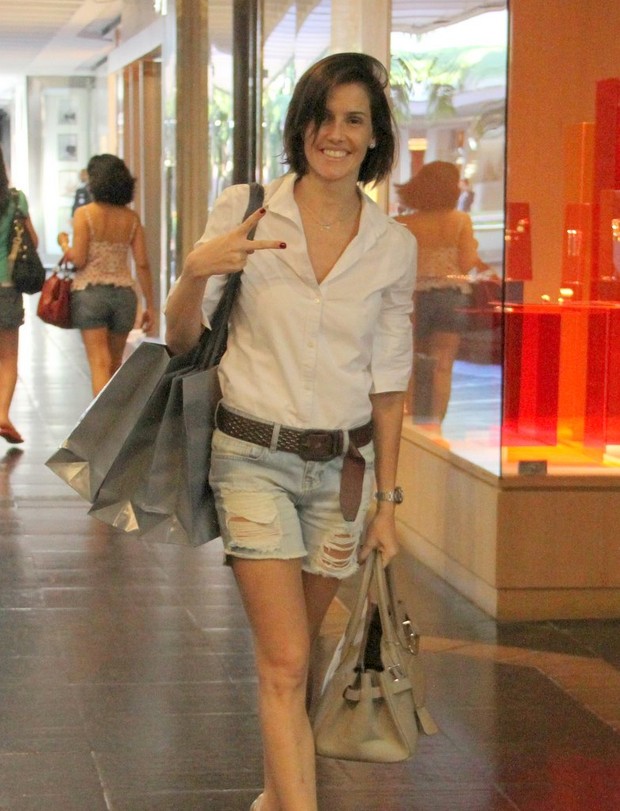 Deborah Secco em shopping no Rio (Foto: Daniel Delmiro/ Ag. News)
