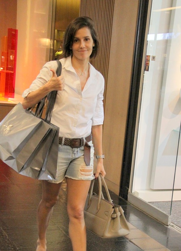 Deborah Secco em shopping no Rio (Foto: Daniel Delmiro/ Ag. News)