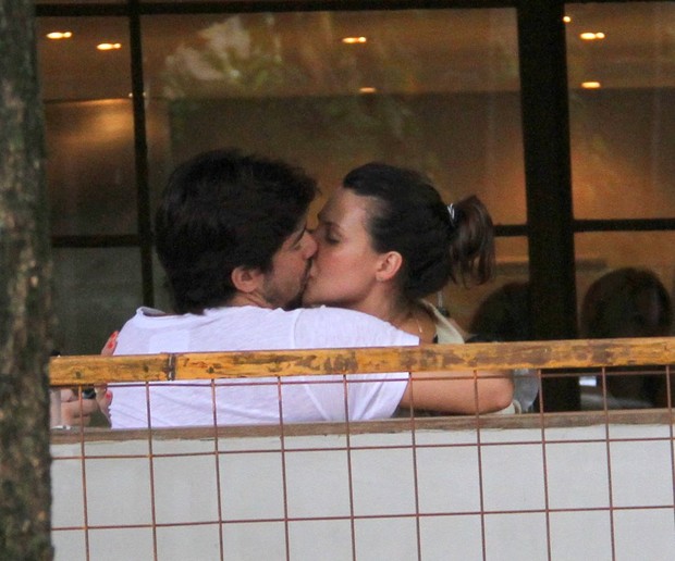 Camila Rodrigues almoçou em clima de romance com o namorado (Foto: Daniel Delmiro / AgNews)
