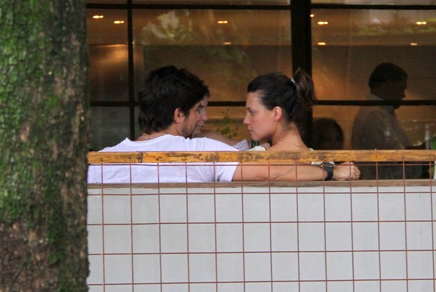 Camila Rodrigues almoçou em clima de romance com o namorado (Foto: Daniel Delmiro / AgNews)