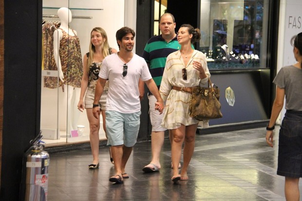 Camila Rodrigues passeia com o namorado em shopping do Rio (Foto: Daniel Delmiro / AgNews)