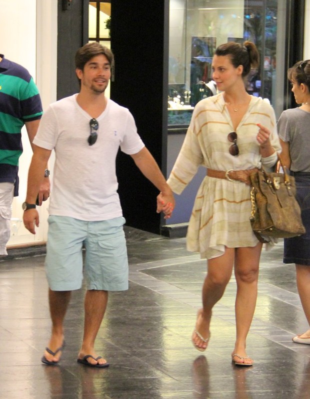 Camila Rodrigues passeia com o namorado em shopping do Rio (Foto: Daniel Delmiro / AgNews)