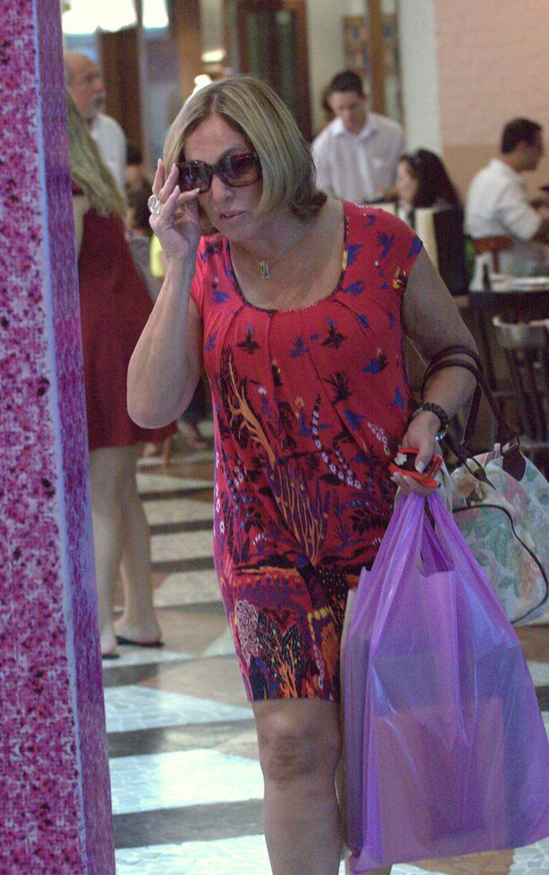 Susana Vieira passeia em shopping carioca (Foto: Alice Silva / AgNews)