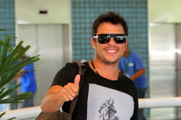 O humorista Ceará no aeroporto Santos Dumont (Foto: Leotty Jr / AgNews)