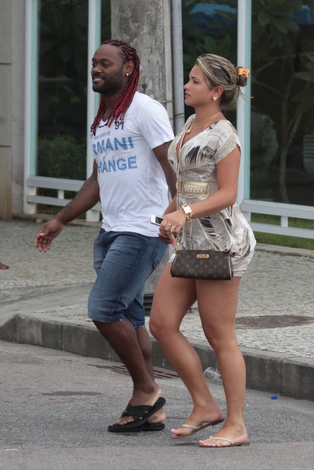 Vágner Love com a namorada passeiam na Barra da Tijuca (Foto: Jeferson Ribeiro / AgNews)