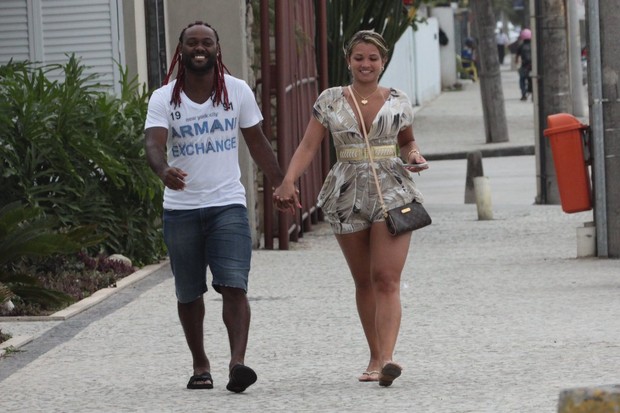 Vágner Love com a namorada passeiam na Barra da Tijuca (Foto: Jeferson Ribeiro / AgNews)