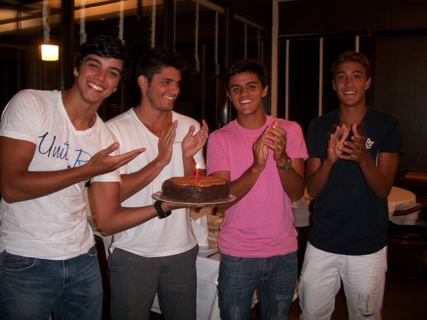 Rodrigo Simas, Bruno Gissoni, Felipe e Romarinho em churrascaria no Rio (Foto: Divulgação)