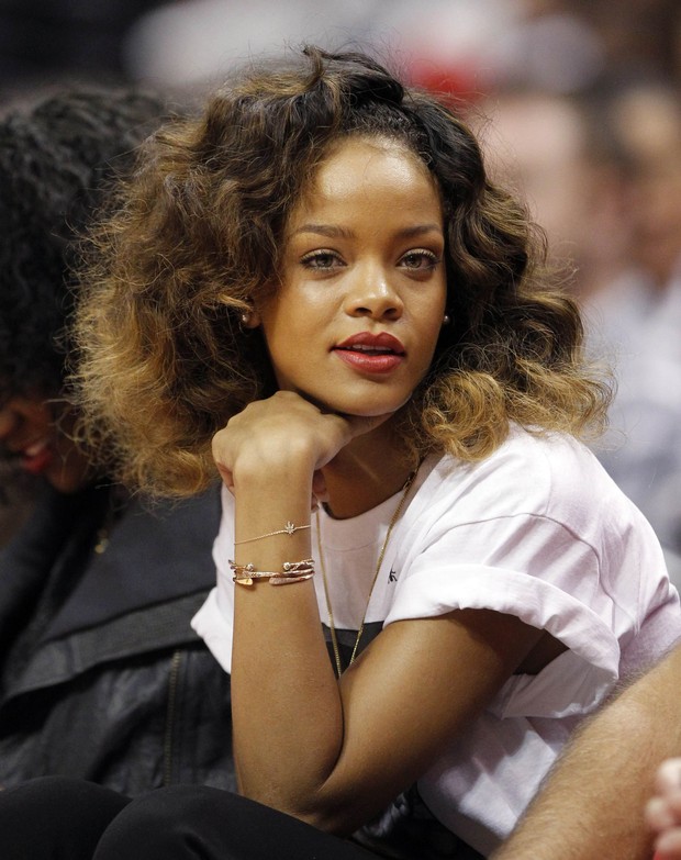 Rihanna assiste a partida de basquete em Los Angeles, nos Estados Unidos (Foto: Reuters/ Agência)