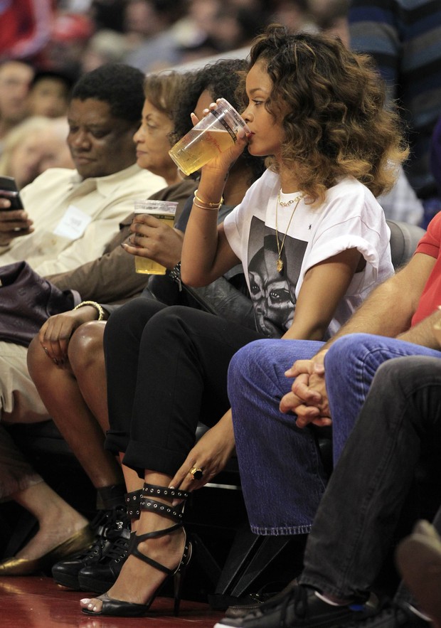Rihanna assiste a partida de basquete em Los Angeles, nos Estados Unidos (Foto: Reuters/ Agência)