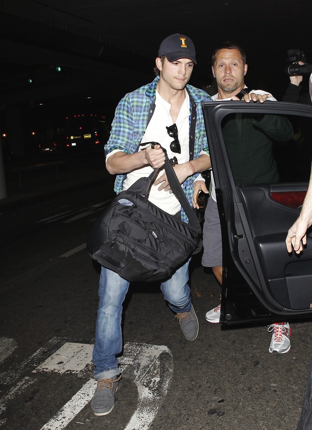 Ashton Kutcher chega em Los Angeles (Foto: X17/Agência)