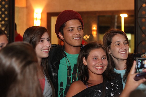 Bruno Mars com fãs em Floripa (Foto: Lucas Moço/Divulgação)