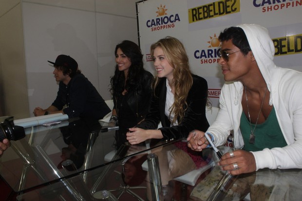 Elenco de "Rebeldes" autografa cds em shopping carioca (Foto: Fabio Martins / AgNews)
