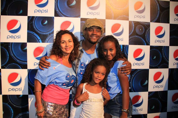 Toni Garrido com a mulher e as filhas no Festival de Verão de Salvador, na Bahia (Foto: Anderson Christian/ Divulgação)