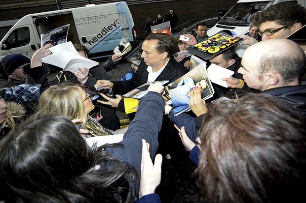 Nicolas Cage causa tumulto em Londres (Foto: Honopix)