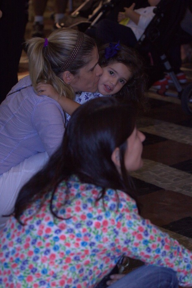 Ingrid Guimarães com a filha Clara no shopping (Foto: Ag News/ Daniel Delmiro)