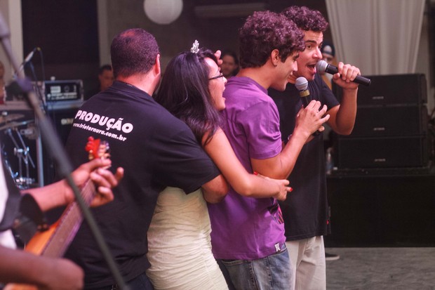 Caio Castro agarrado por fã (Foto: Marcos Samerson / Agência We Love Photo!)