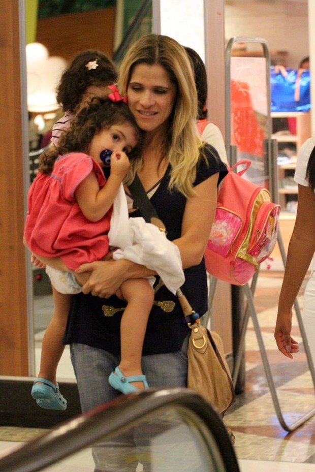 Ingrid Guimarães com a filha Clara no shopping (Foto: Ag News/ Alice Silva)