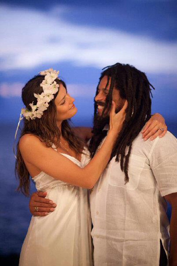 Isabeli Fontana posta dofos do "casamento" com Rohan Marley (Foto: Facebook / Reprodução)