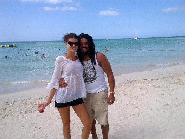 Isabeli Fontana posta dofos do "casamento" com Rohan Marley (Foto: Facebook / Reprodução)
