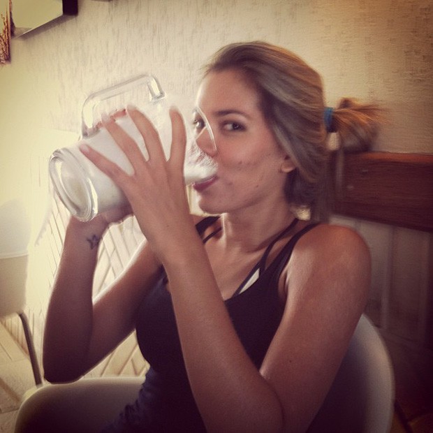 Rodrigão posta foto de Adriana com uma jarra (Foto: Twitter / Reprodução)