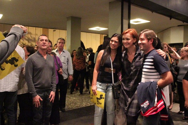 Júlia Lemmertz posa com fãs após sessão de “Deus da Carnificina” (Foto: Fausto Candelária/ Ag. News)