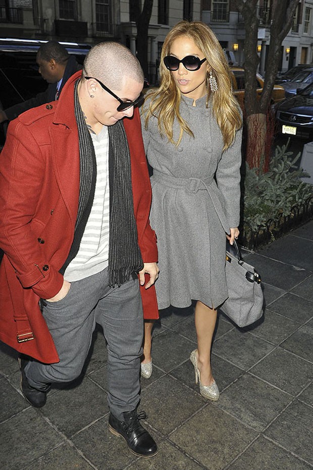 Jennifer Lopez e o namorado, Casper Smart, chegam ao hotel em NY (Foto: Honopix)
