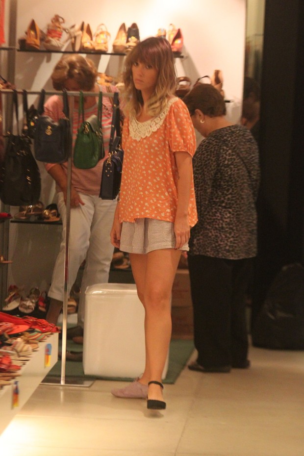 Juliana Didone numa loja de sapatos em shopping do Rio (Foto: Marcos Ferreira / Photo Rio News)