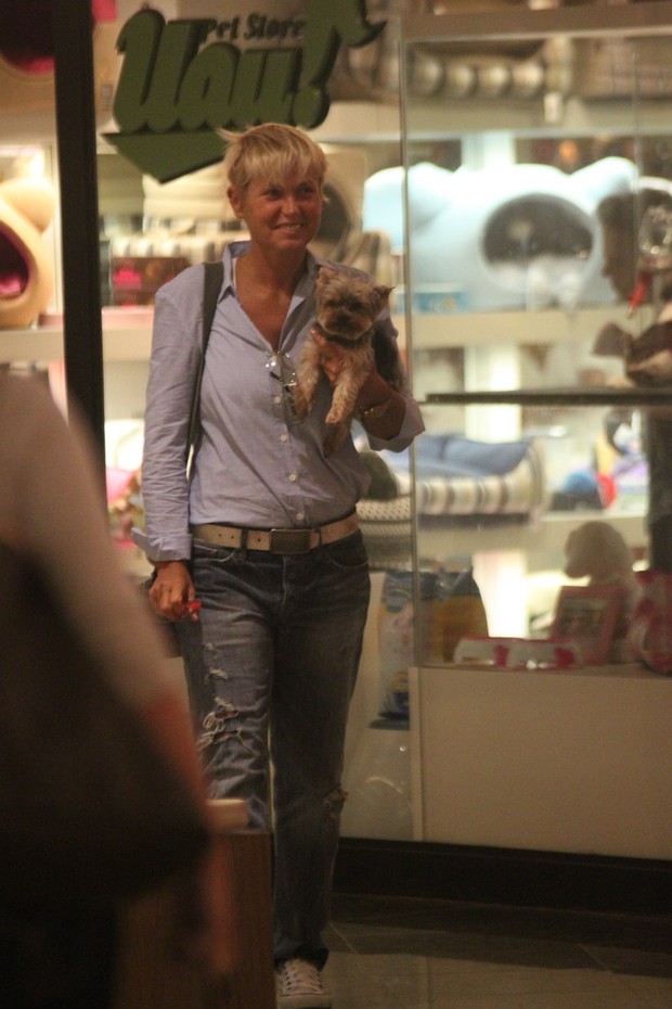 Xuxa leva o cachorrinho Dudu para passear em shopping na Barra (Foto: Marcos Ferreira / Photo Rio News)
