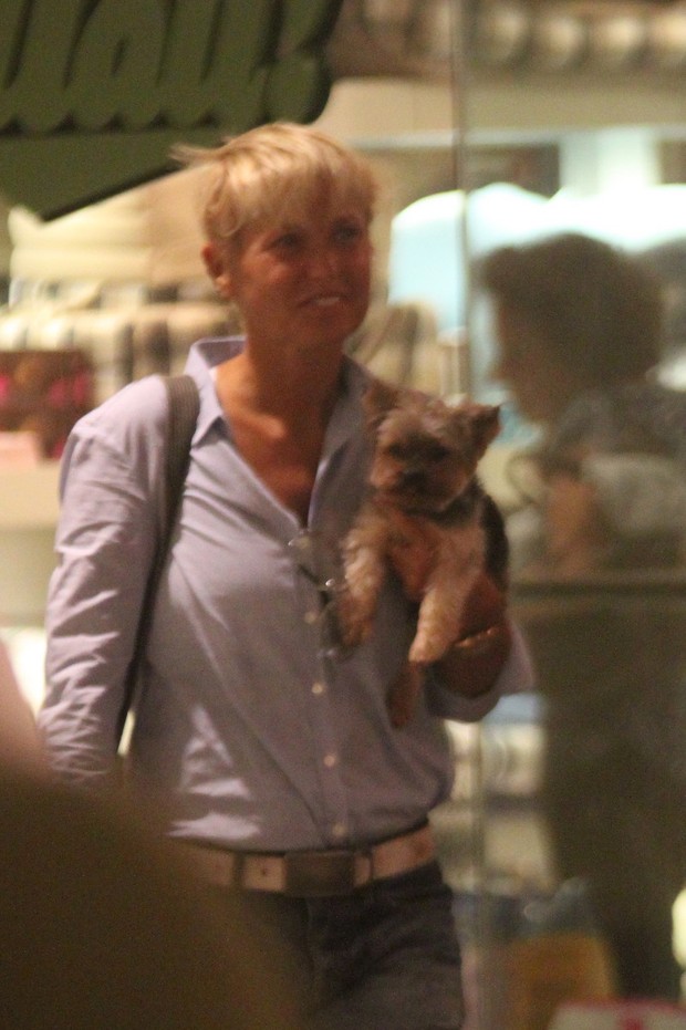 Xuxa leva o cachorrinho Dudu para passear em shopping na Barra (Foto: Marcos Ferreira / Photo Rio News)