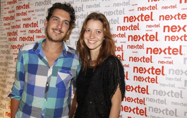 Nathalia Dill e namorado Kaio em festa no Rio (Foto: Isac Luz/ EGO)