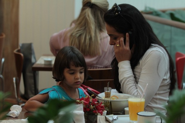 Cássia Linhares com a filha Eduarda em shopping na Zona Sul do Rio (Foto: Marcello Sá Barretto e Clayton Militão/ Photo Rio News)