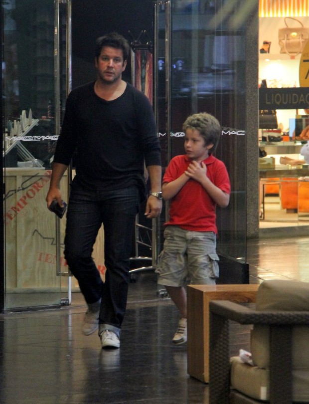 Murilo benício vai com o filho a shopping do Rio (Foto: Daniel Delmiro / AgNews)