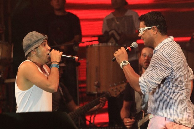 Tomate canta com Xanddy em show do Harmonia do Samba em Salvador, na Bahia (Foto: Fred Pontes/ Divulgação)